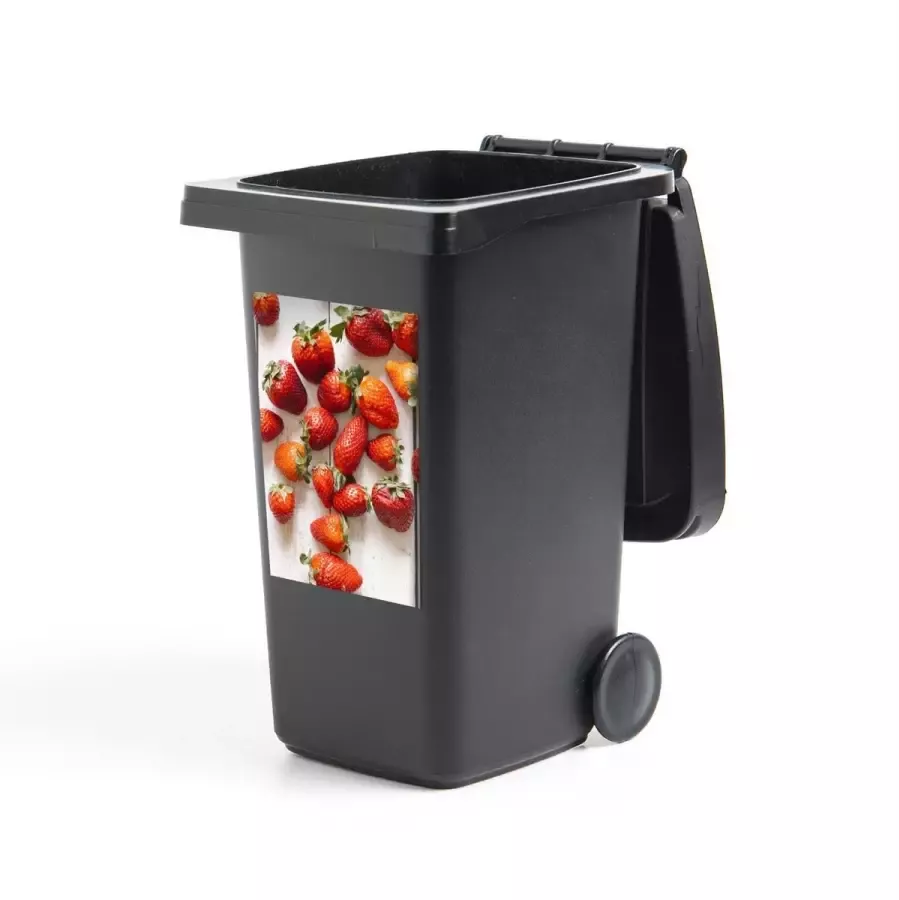 StickerSnake Container sticker Aardbeien Kleurrijke aardbeien op houten tafel 40x60 cm kliko sticker weerbestendige containersticker