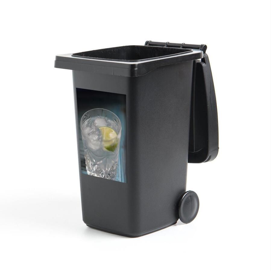 StickerSnake Container sticker Gin tonic Een Gin tonic op een blauwe tafel 40x60 cm kliko sticker weerbestendige containersticker