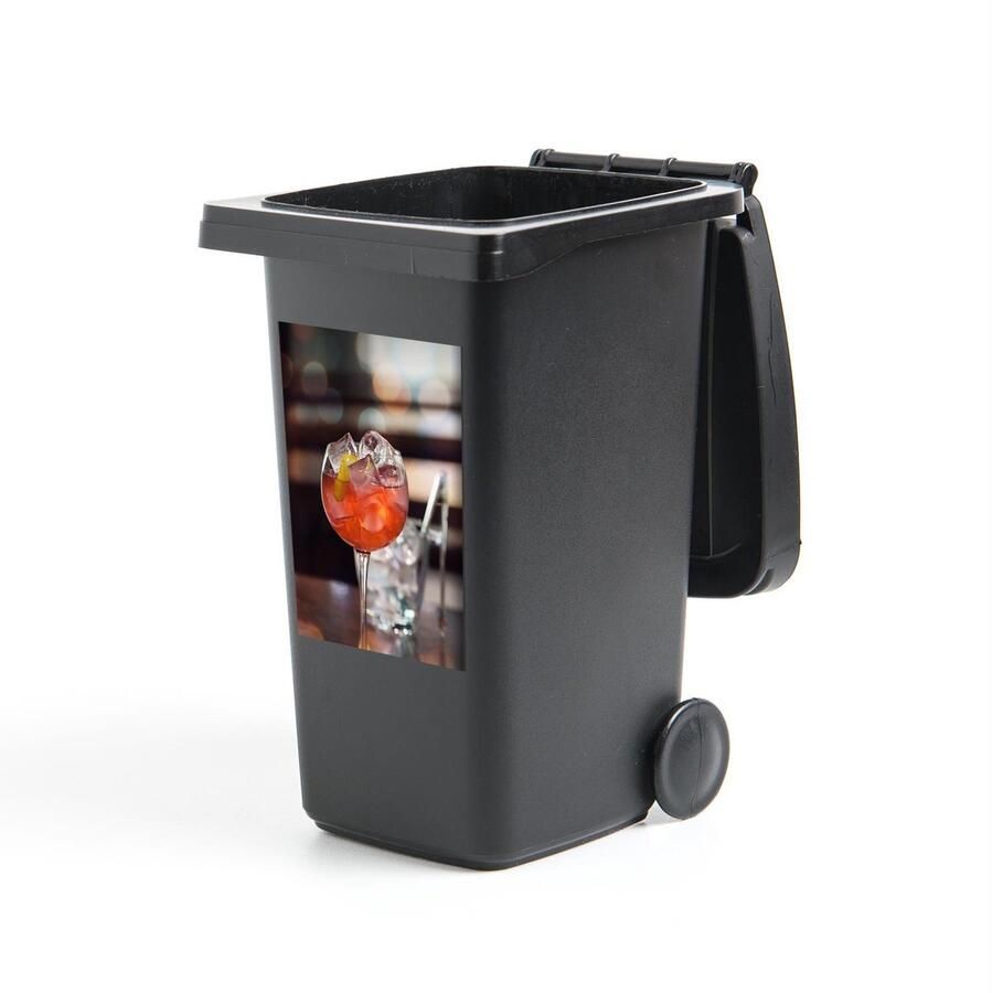 StickerSnake Container sticker Gin tonic Gin tonic met rode vruchten op een houten tafel 40x60 cm kliko sticker weerbestendige containersticker