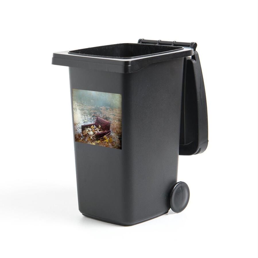 StickerSnake Container sticker Heerlijke Herfst Herfstbladeren op stoel in mistig bos Klikosticker 40x40 cm kliko sticker weerbestendige containersticker