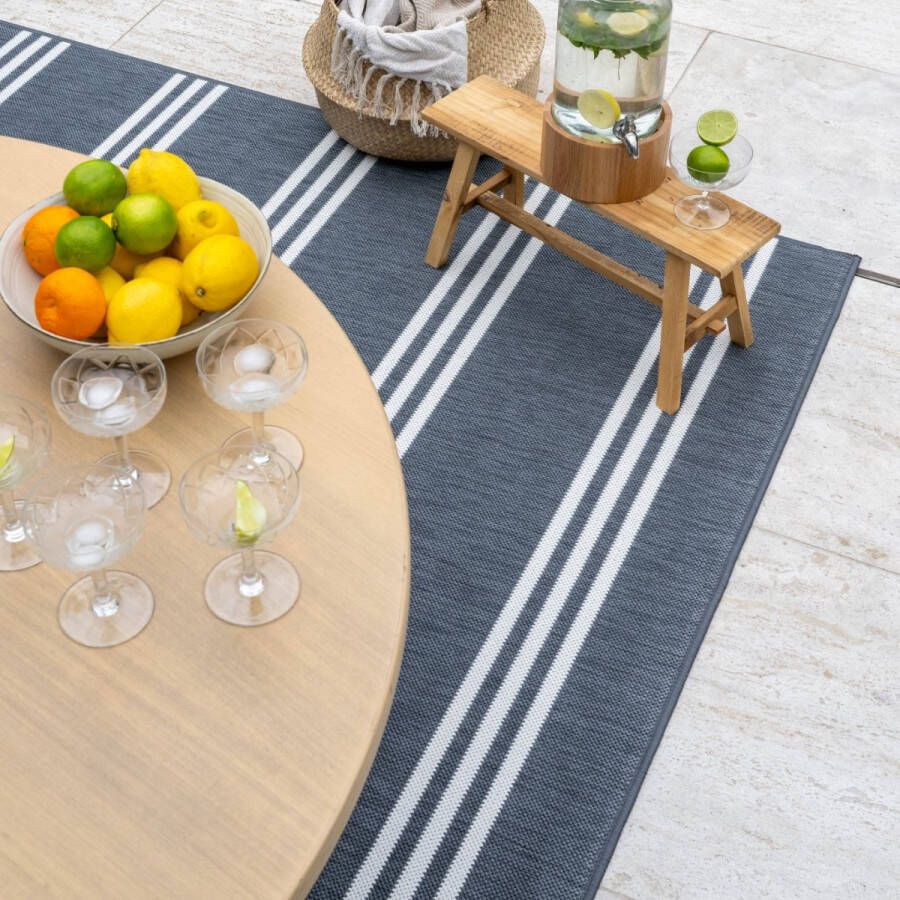 Studio M Luxe Buitenkleed – STRIPES – Dubbelzijdig Vloerkleed Buiten – Buitentapijt 120x160 cm – Grijs – Tuintapijt met Omkeerbaar Design 100% gemaakt in België