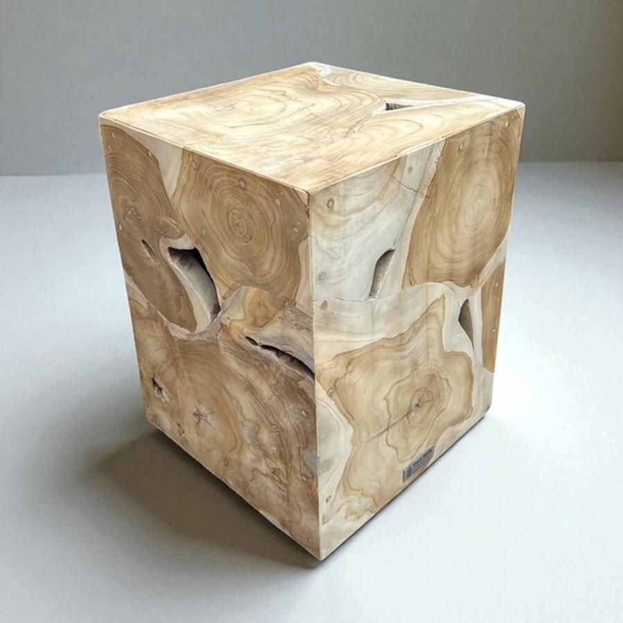 Tall Men Standing By TMS Kruk Bijzettafel Cubevorm 35x35x45 cm van uniek teakroot