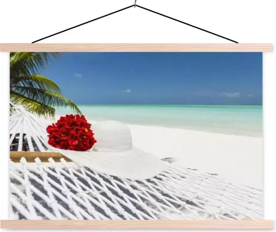 TextilePosters Hangmat met bloemen en een hoed op een tropisch strand schoolplaat platte latten blank 150x100 cm Foto print op textielposter (wanddecoratie woonkamer slaapkamer) Zee en Strand