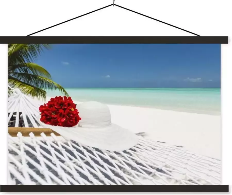 TextilePosters Hangmat met bloemen en een hoed op een tropisch strand schoolplaat platte latten zwart 150x100 cm Foto print op textielposter (wanddecoratie woonkamer slaapkamer) Zee en Strand