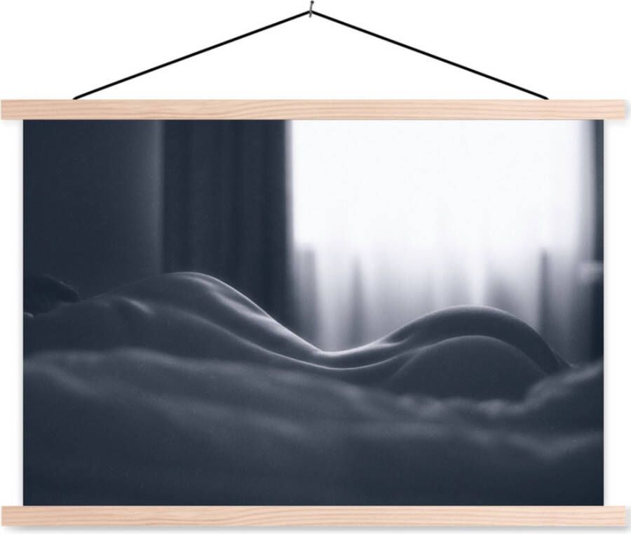 TextilePosters Posterhanger incl. Poster 150x100 cm Schoolplaat Portret Vrouw Bed Zwart wit Textielposter Blanke latten