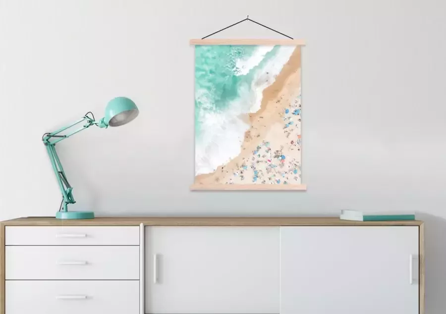 TextilePosters Posterhanger incl. Poster Schoolplaat Zee Strand Parasols Zomer 60x80 cm Blanke latten