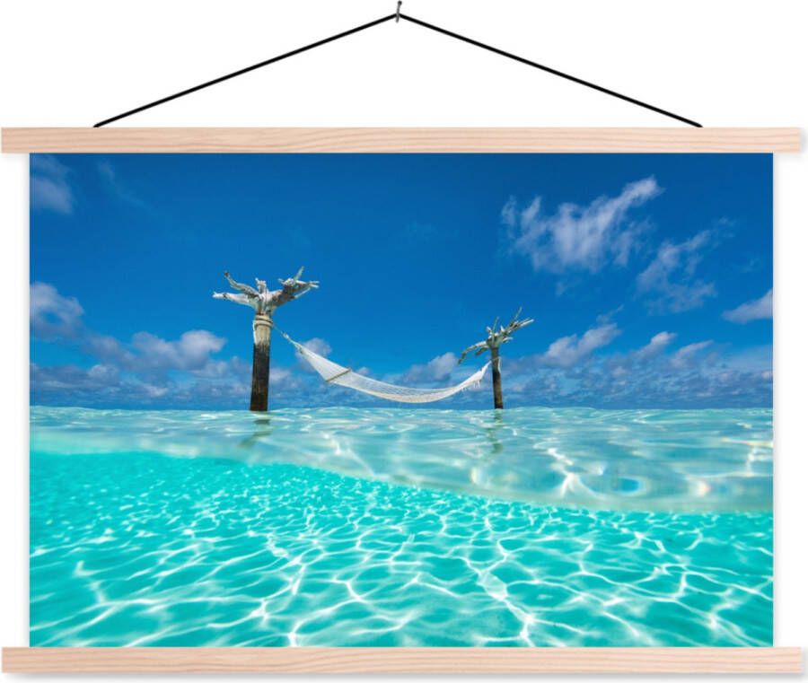 TextilePosters Posterhanger incl. Poster Schoolplaat Zomer Zee Hangmat 120x80 cm Blanke latten