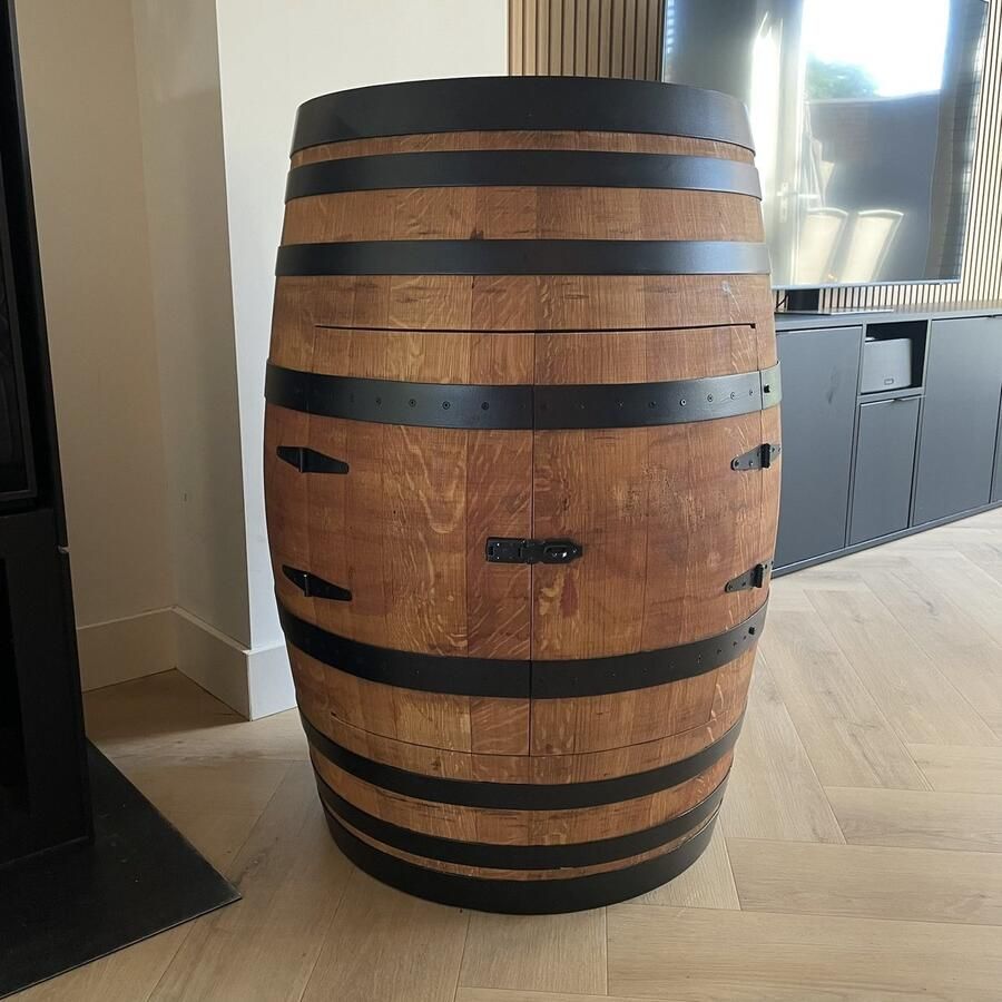 The Barrel-Oirschot Drank kast Syrah 225 liter Eiken Wijnvat Ruimte voor 30 flessen Wijnrek + Plank Lijnzaadolie Zwarte stalen banden