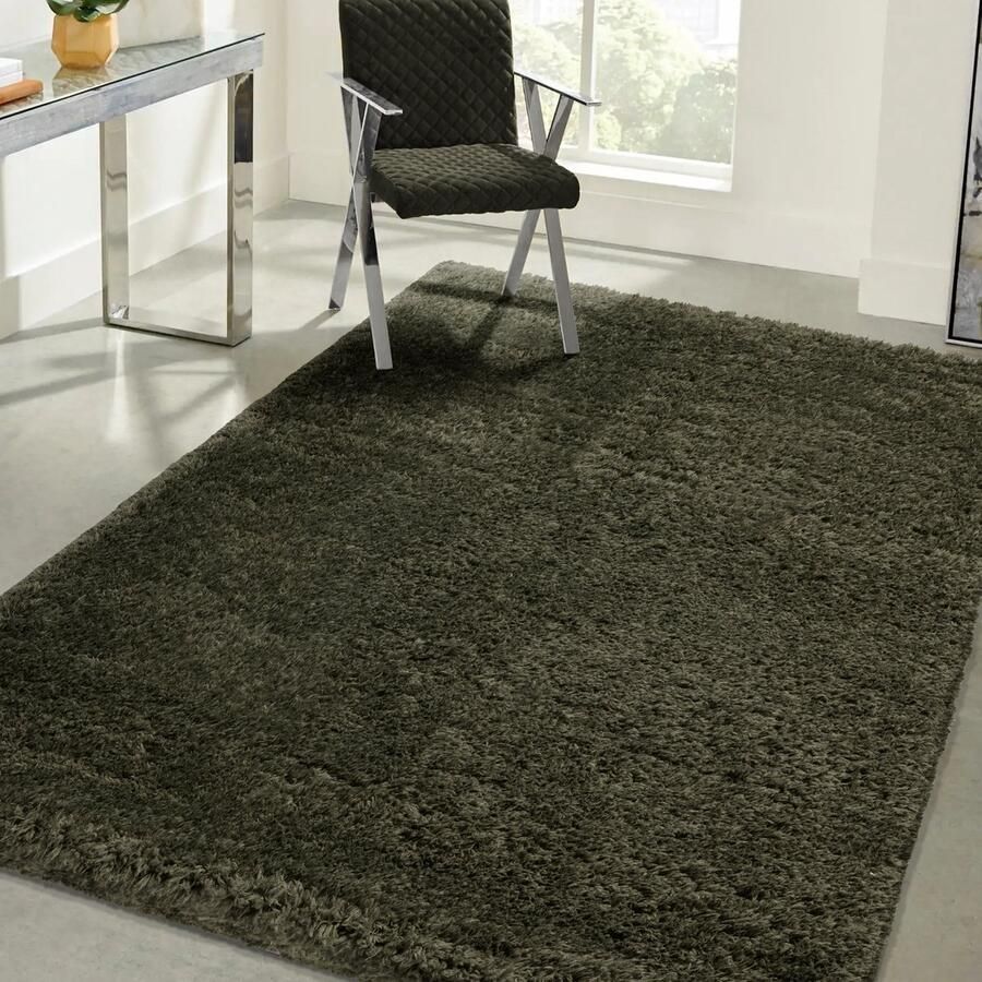 The carpet Green Velvet woonkamer eco vloerkleed hoogpolig bestaat uit 100% gerecycled polyester lange pool luxe bontlook aaibaar zacht groen 120 x 170 cm