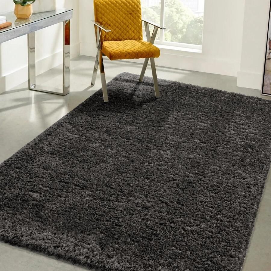 The carpet Green Velvet woonkamer eco vloerkleed hoogpolig bestaat uit 100% gerecycled polyester lange pool luxe bontlook aaibaar zacht Antraciet 120 x 170 cm