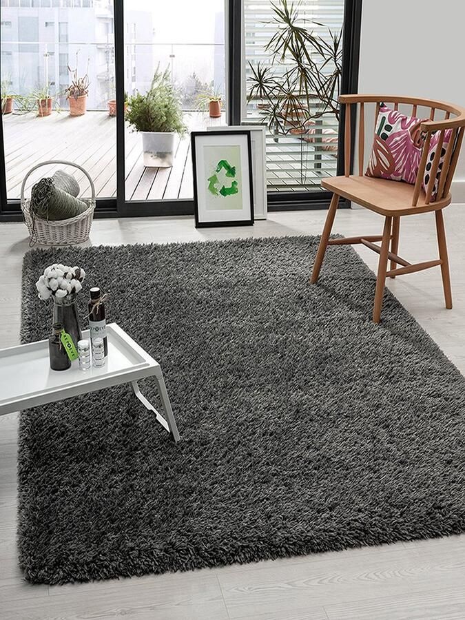The carpet Green Velvet woonkamer eco vloerkleed hoogpolig bestaat uit 100% gerecycled polyester lange pool luxe bontlook aaibaar zacht Antraciet 60 x 110 cm