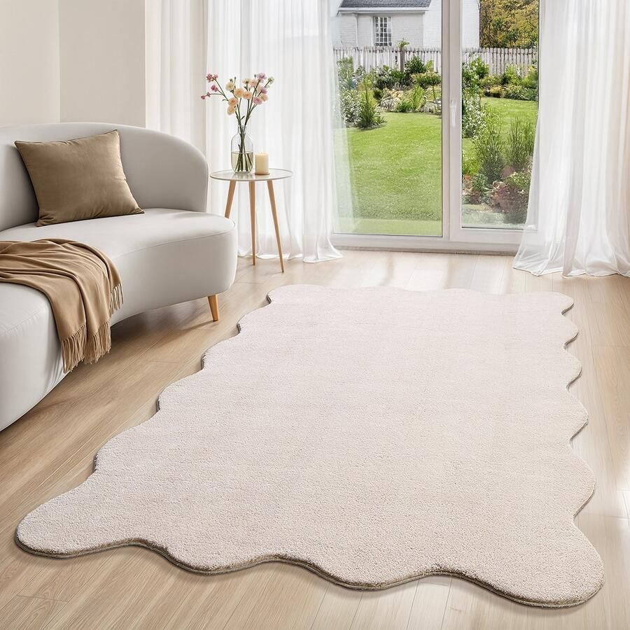 The carpet Lina Shape modern hoogpolig langharig vloerkleed superzacht imitatiebont pluizig bontlook bedkleed wasbaar tot 30 graden beige 120 x 160 cm