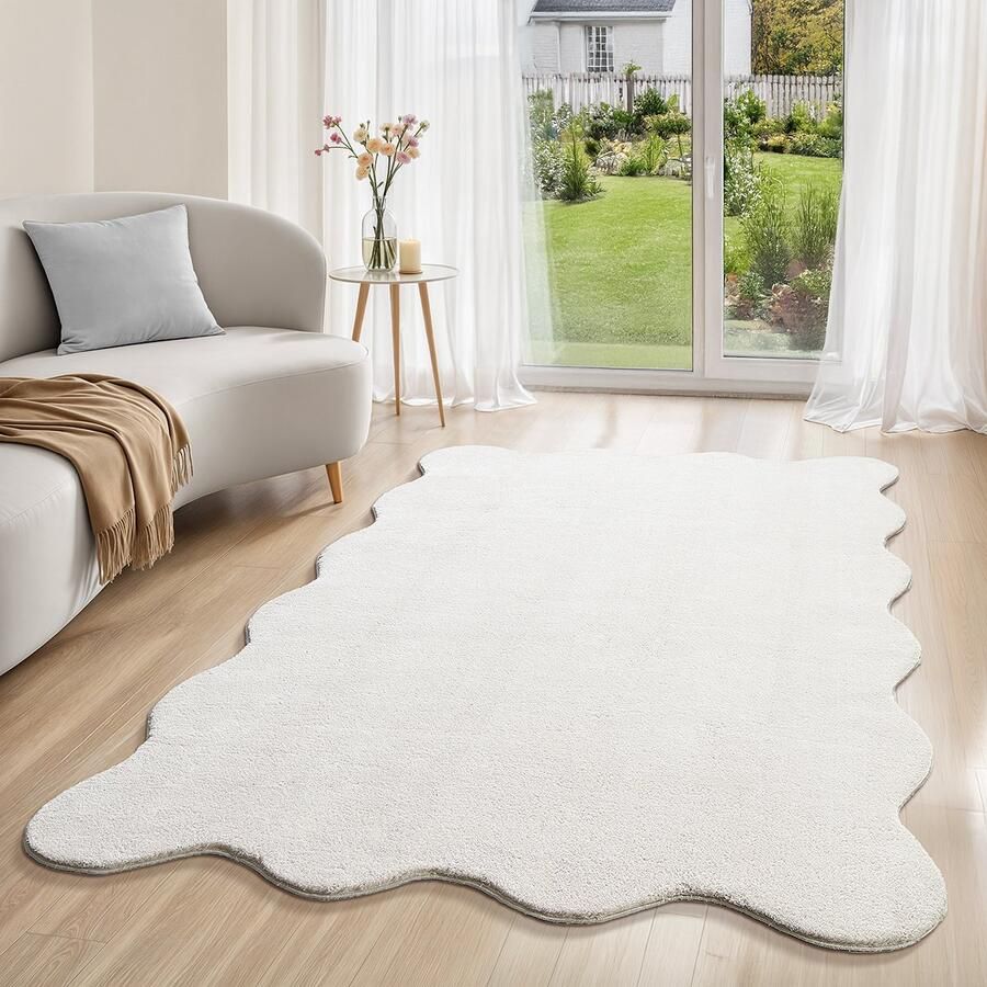 The carpet Lina Shape modern hoogpolig langharig vloerkleed superzacht imitatiebont pluizig bontlook bedkleed wasbaar tot 30 graden crème 120 x 160 cm
