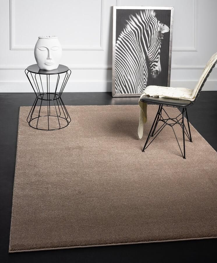 The carpet Marley Elegante Designer Vloerkleed Zacht & Onderhoudsvriendelijk Kortpolig Woonkamer beige taupe 120 x 170 cm