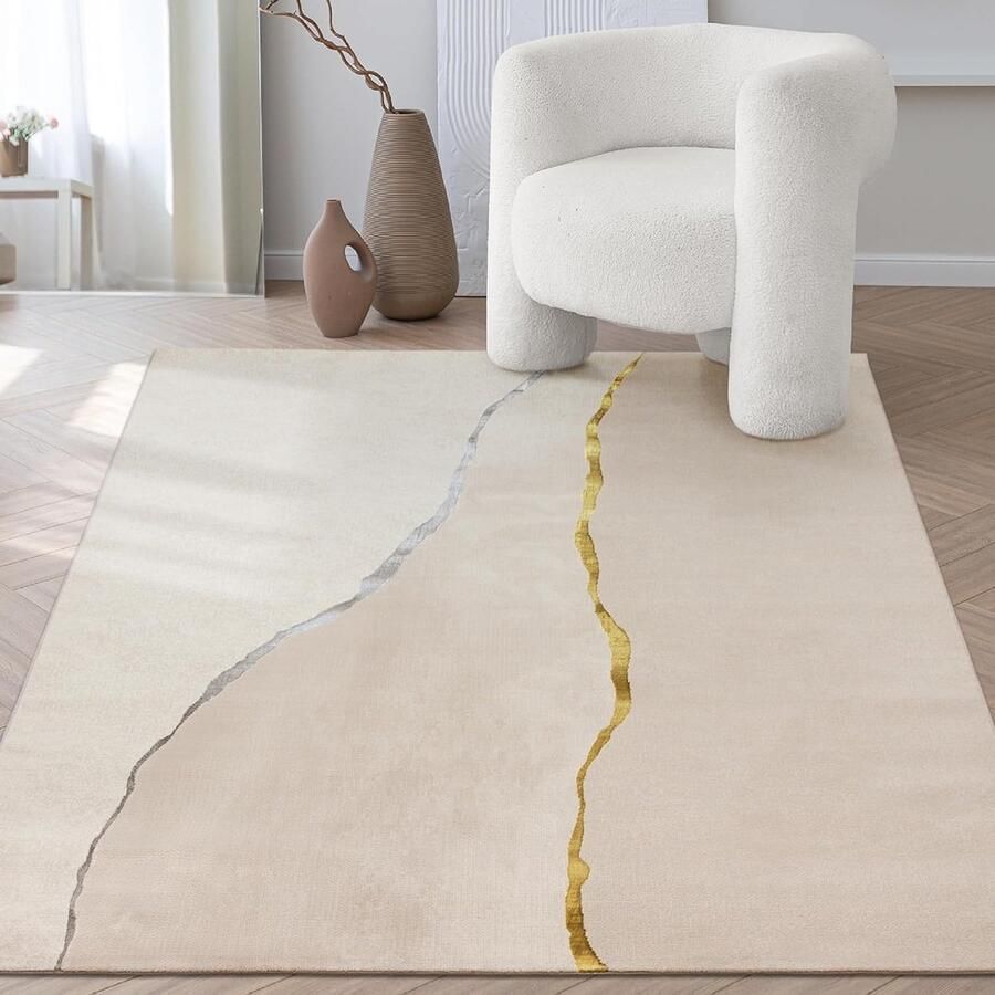 The carpet Mila – Luxe vloerkleed met marmerlook en gouden accenten voor woonkamer of slaapkamer crème met marmer patroon en goudgrijze accenten 240 x 340 cm