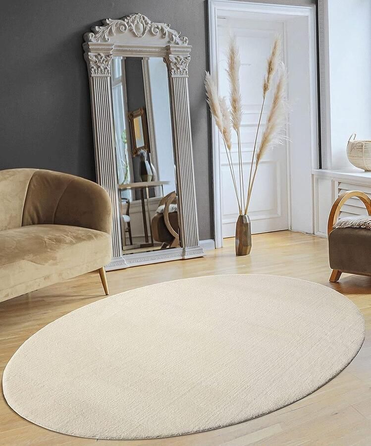 The carpet Vloerkleed voor woonkamer of slaapkamer in creme 140x200 cm Modern en zacht kortpolig tapijt Ovaal Antislip onderkant Wasbaar tot 30 Graden Rug for bedroom or living room RELAX kleed by