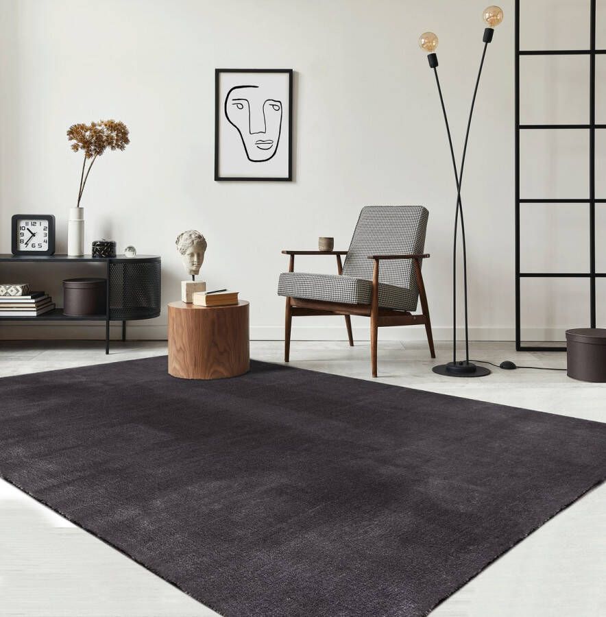 The carpet Vloerkleed voor woonkamer of slaapkamer in antraciet 60x110 cm Modern en zacht kortpolig tapijt Rechthoekig Antislip onderkant Wasbaar tot 30 Graden Rug for bedroom or living room RELAX kleed by