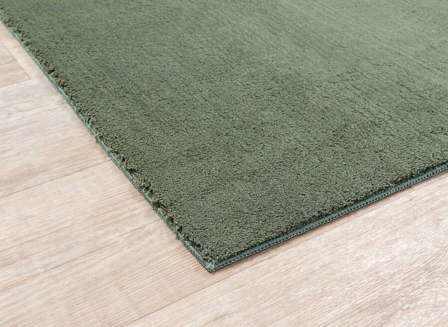The carpet Vloerkleed voor woonkamer of slaapkamer in donkergroen 120x160 cm Modern en zacht kortpolig tapijt Rechthoekig Antislip onderkant Wasbaar tot 30 Graden Rug for bedroom or living room RELAX kleed by