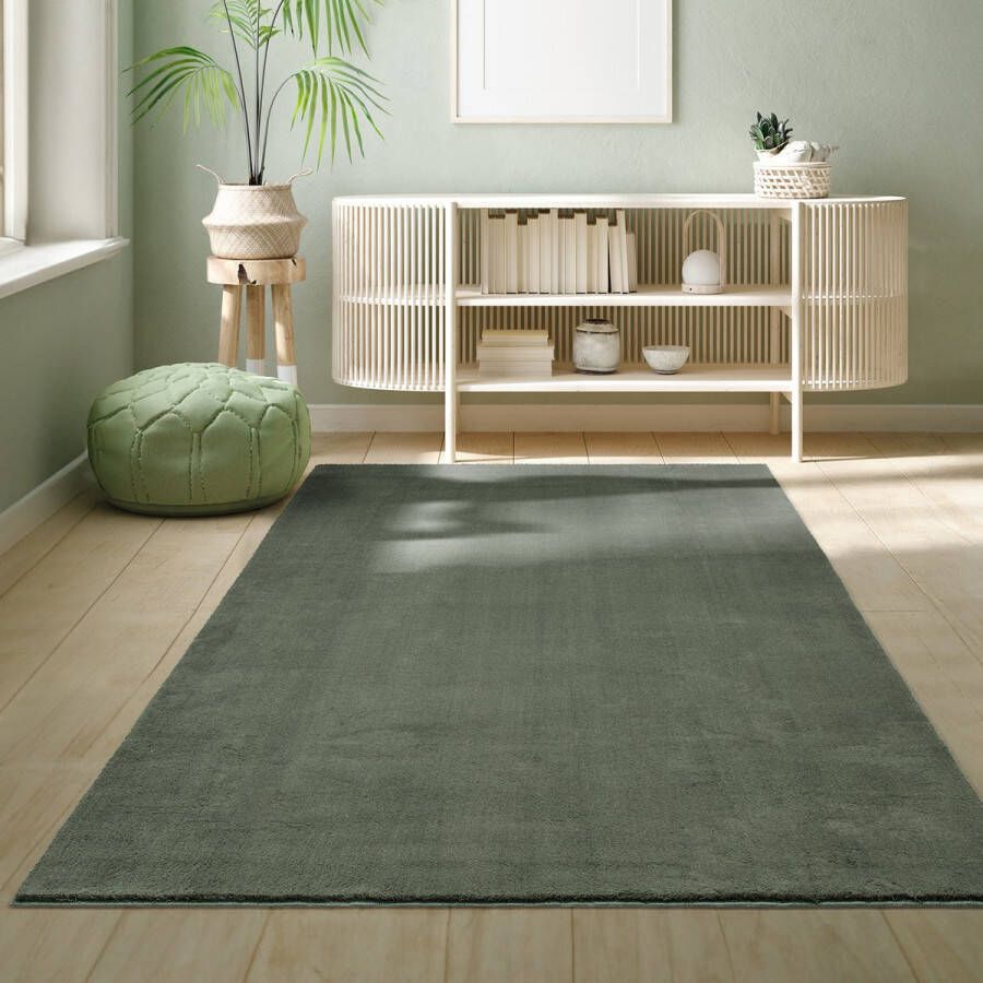 The carpet Vloerkleed voor woonkamer of slaapkamer in donkergroen 120x170 cm Modern en zacht kortpolig tapijt Rechthoekig Antislip onderkant Wasbaar tot 30 Graden Rug for bedroom or living room RELAX kleed by
