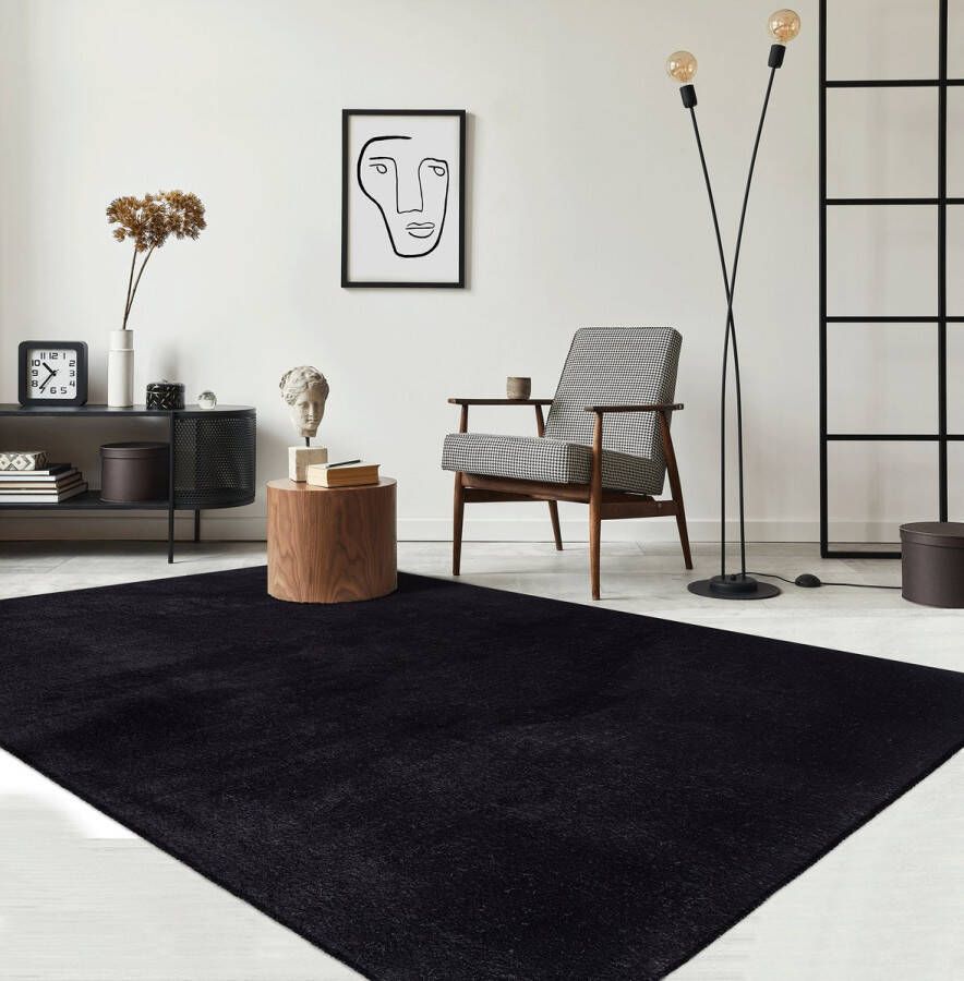 The carpet Vloerkleed voor woonkamer of slaapkamer in zwart 60x110 cm Modern en zacht kortpolig tapijt Rechthoekig Antislip onderkant Wasbaar tot 30 Graden Rug for bedroom or living room RELAX kleed by