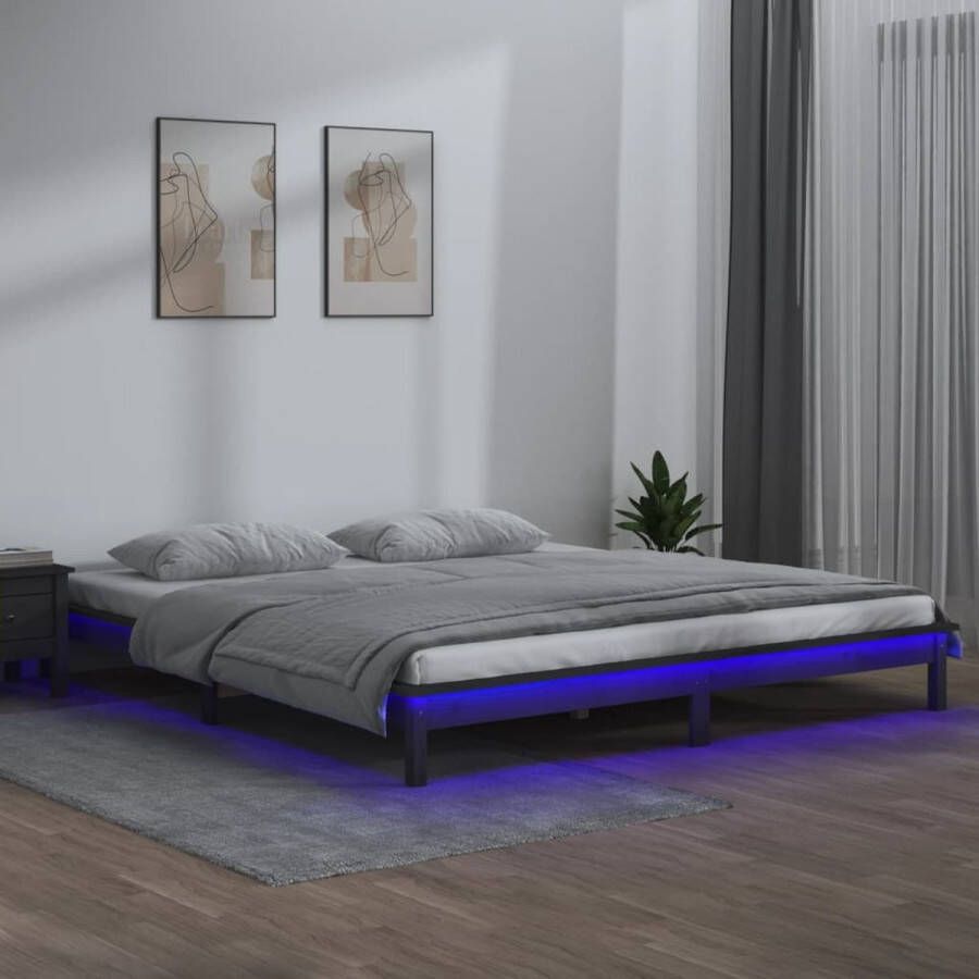 The Living Store Bedframe Grenenhout LED-verlichting 131.5 x 212 cm Grijs