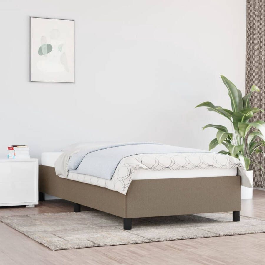 The Living Store Bedframe Afmetingen- 203 x 83 x 35 cm Kleur- Taupe Materiaal- Stof (100% polyester) Multiplex en bewerkt hout Inclusief montagehandleiding Bedframe Tweepersoons Bed Houten Bed Stoffen Bed Taupecolor