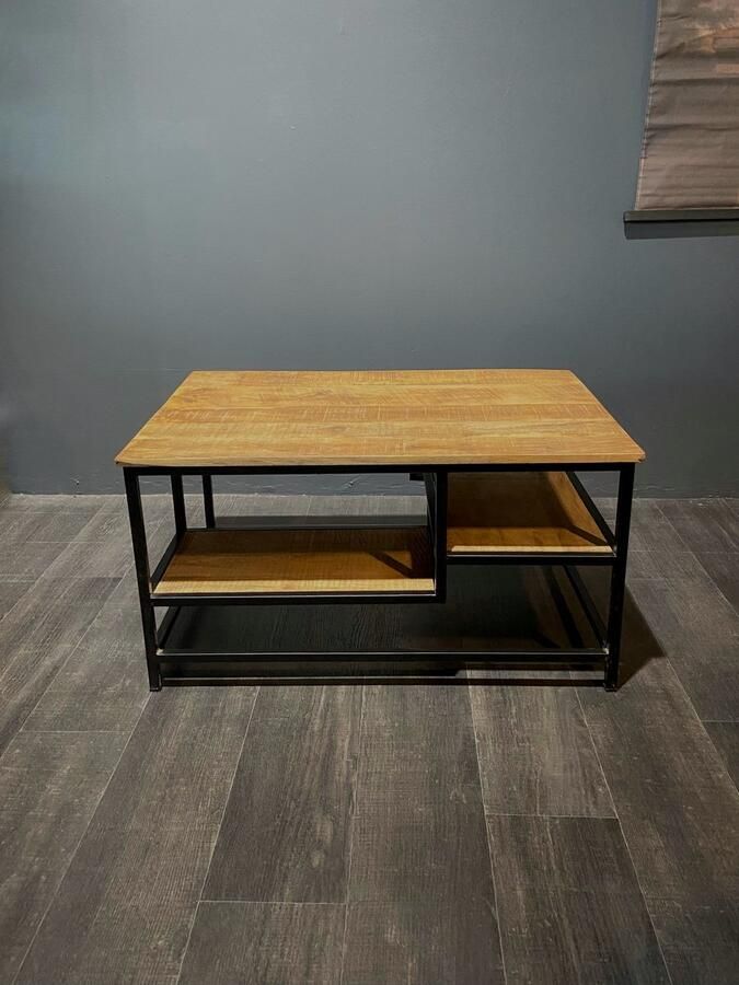 The wooden house Salontafel – 80x80x47 cm – Mangohout & Metaal – Industrieel met Open Vakken