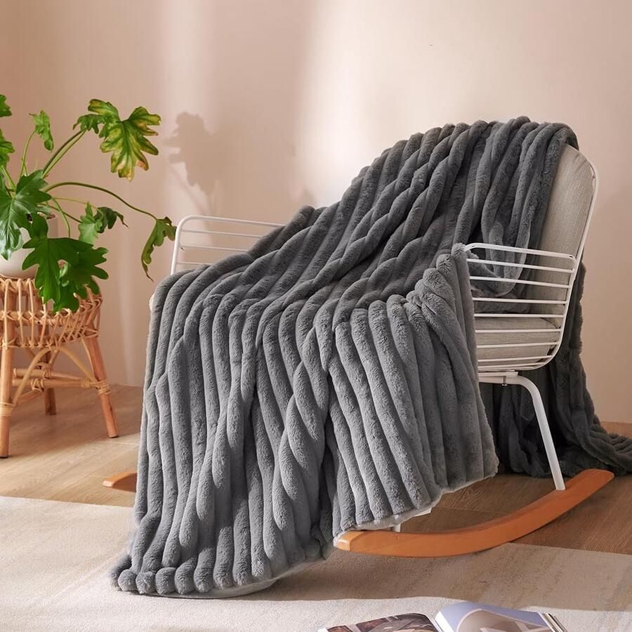 Trankielo Luxe Fleece Woondeken Donkergrijs Gestreept 220 x 240cm Pluizig en Warm Ideale Winterdeken voor Bed en Bank