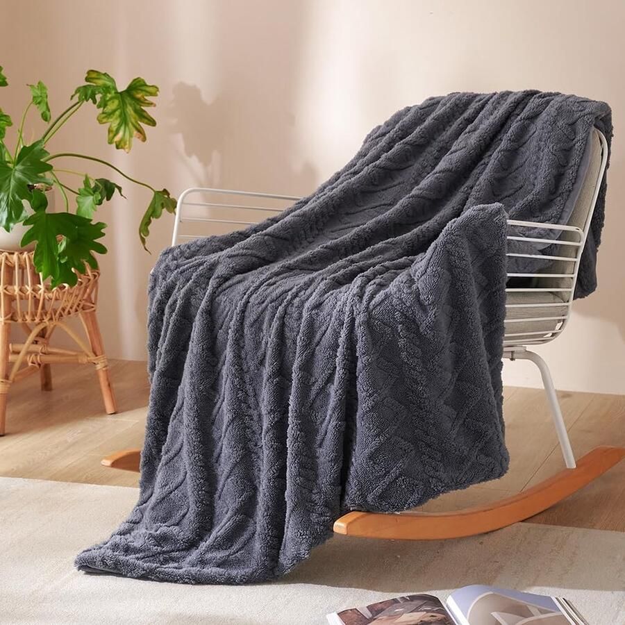 Trankielo Luxe Warme Knuffeldeken 220 x 240 cm Donkergrijs Fleece Winterdeken Pluche Woondeken voor Bed & Woonkamer