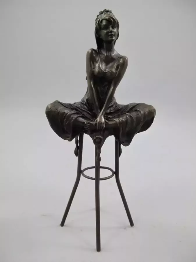 Bronzen beeld Dame op barkruk Gedetailleerd sculptuur 29 cm hoog