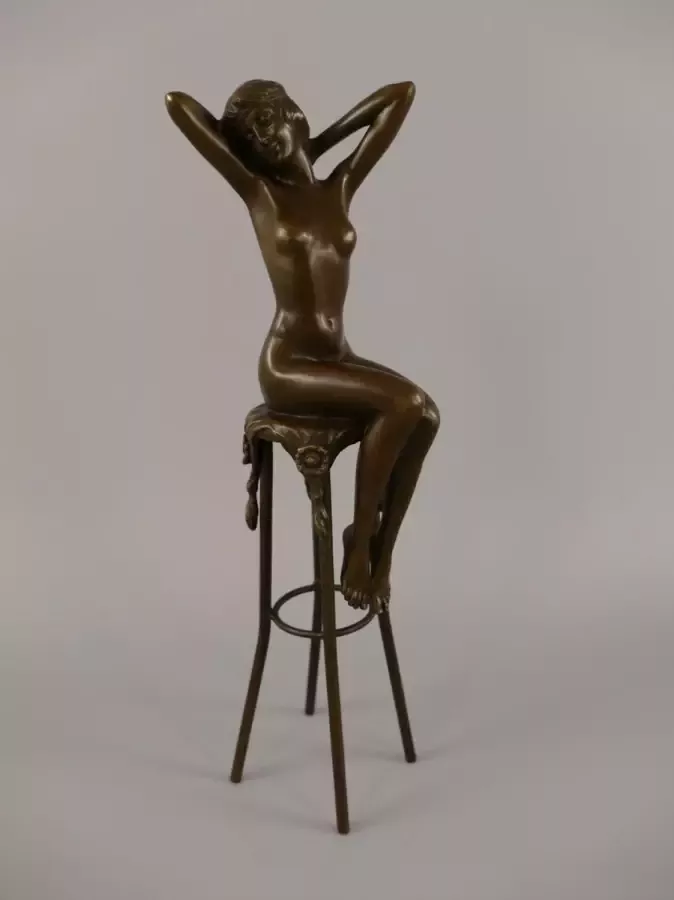 Bronzen erotisch beeld Naakte dame op kruk Erotisch sculptuur 28 cm hoog