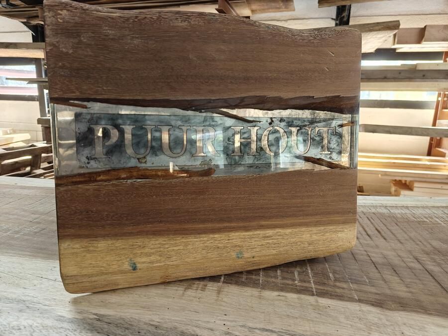 Tuinwaardig Epoxy tafel boomstam tafelblad Riviertafel salontafel bijzettafel Iroko hout 44 5 x 38 5 cm Transparant smoke epoxy met tekst Puur hout boomstamtafel