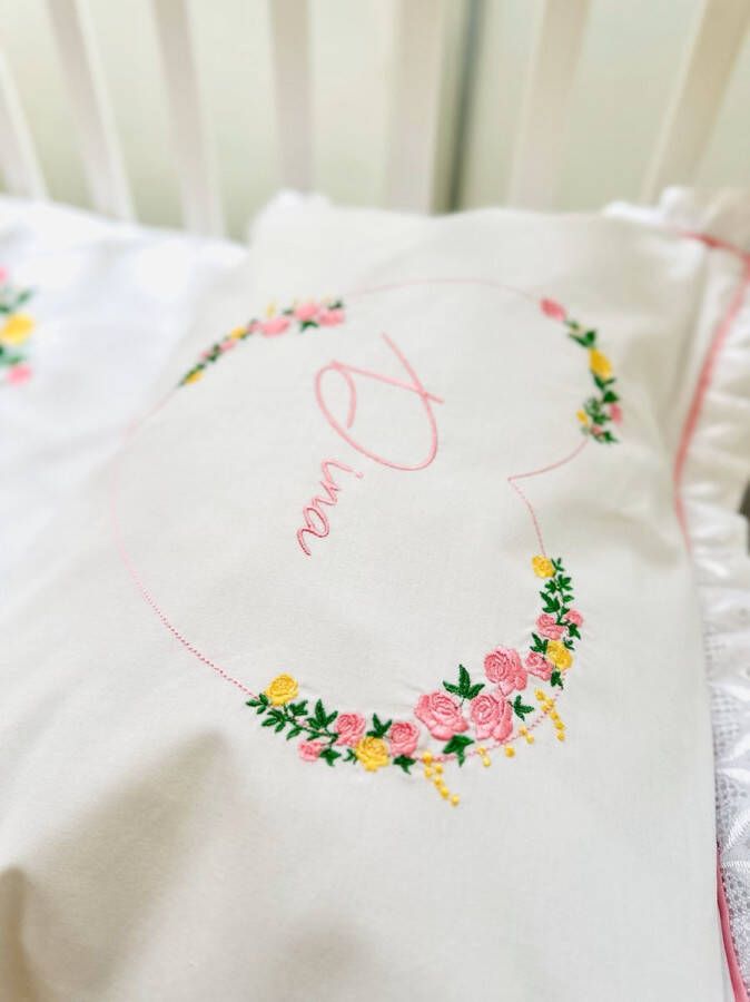 Viola Broderie & Boutique Gepersonaliseerd kussensloop met een bloemrijk hart en de naam dedicatie van de baby geborduurd kinderbed Personalized pillowcase with a flowery heart and baby's name dedication embroidered- children's bed-junior bed 35x50 cm
