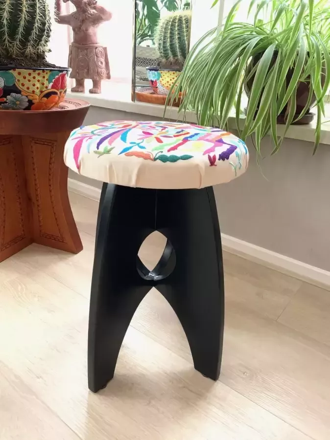 UniqueWorldDesign Exclusief design krukje met Otomi stof
