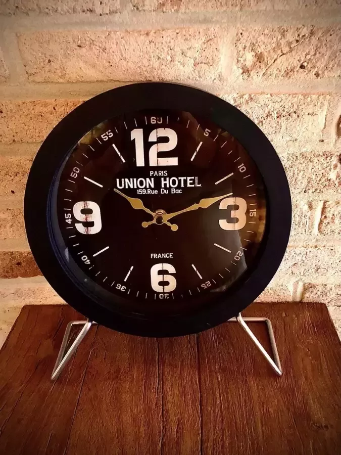 Van Den Broeck Kenny Metal Black Wood Table Clock Union Hotel 30 cm hoog tafelklok uurwerk horloge industriestijl vintage industrieel klok tafel metaal cadeau geschenk relatiegeschenk kerst nieuwjaar verjaardag origineel – interieur