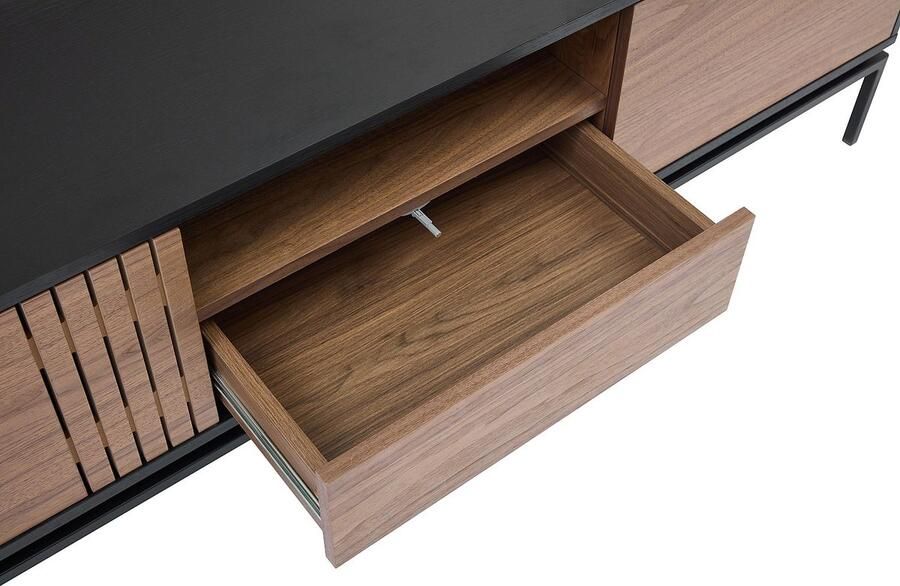 Vente-unique Tv-meubel met 2 deurtjes 1 lade en 1 vak in notelaarfineer en metaal Donkere houtlook en zwart ZINORI L 180 cm x H 55 cm x D 40 cm - Foto 3
