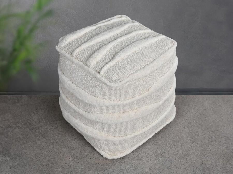 Vente-unique Vierkante poef van ivoorwitte getufte wol LESTARIO L 40 cm x H 40 cm x D 40 cm