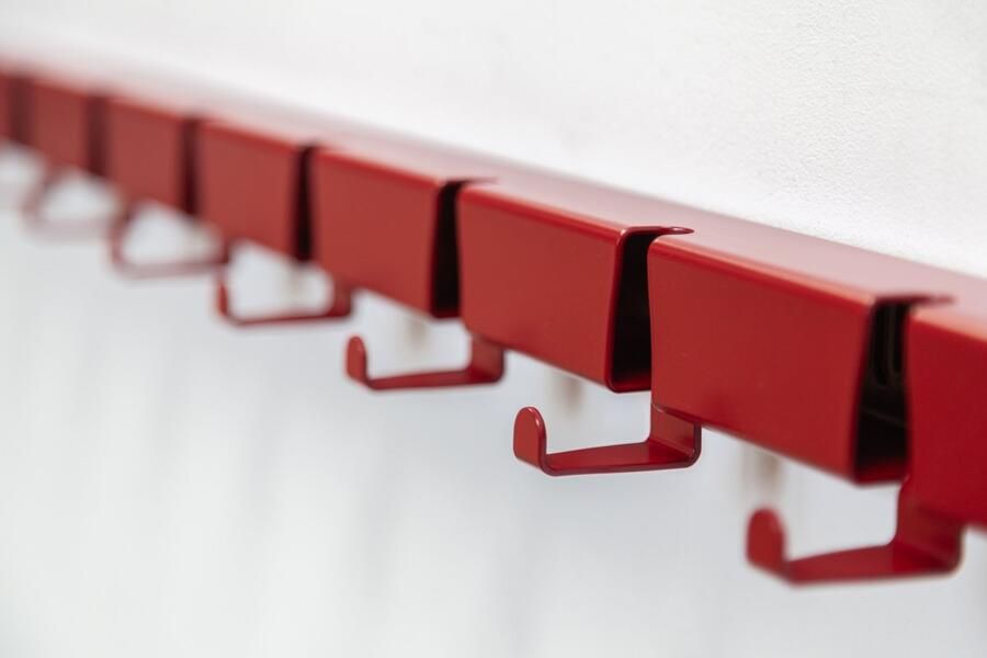 Vij5 Coatrack By The Meter metalen design kapstok met 10 haken 100cm purperrood