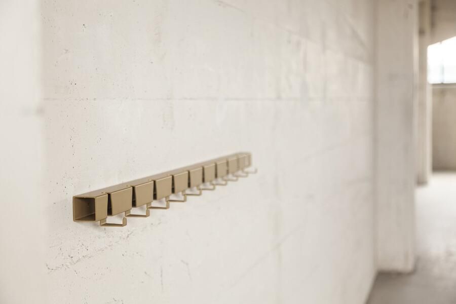 Vij5 Coatrack By The Meter metalen design kapstok met 10 haken Anodic Gold