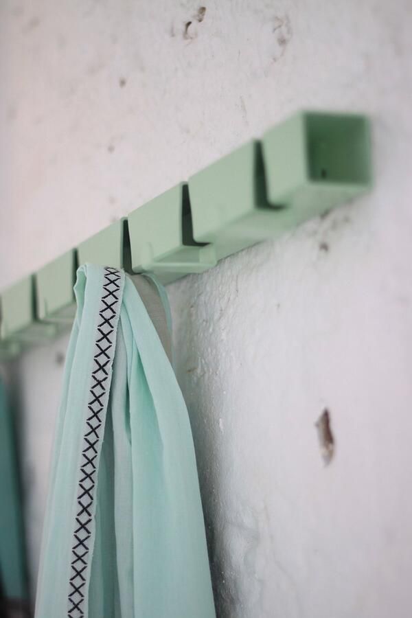 Vij5 Coatrack By The Meter metalen design kapstok met 10 haken RAL6019 mint-groen