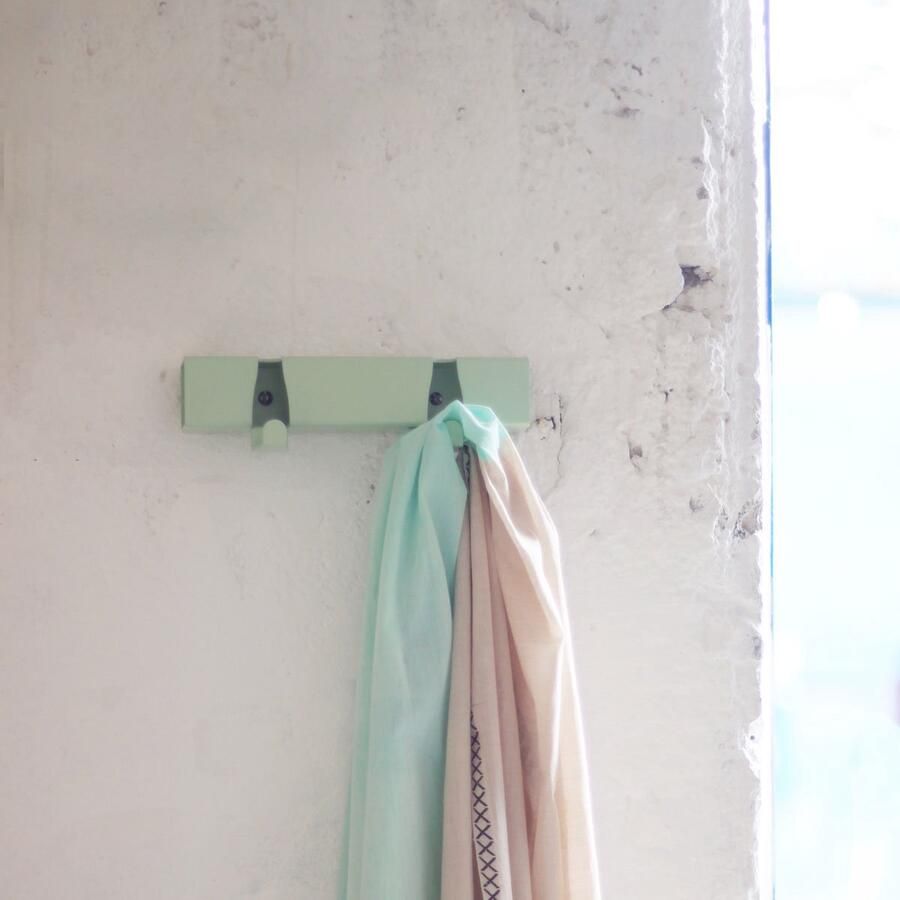 Vij5 Coatrack By The Meter metalen design kapstok met 2 haken RAL6019 mint-groen