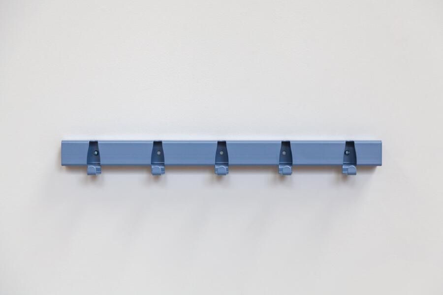 Vij5 Coatrack By The Meter metalen design kapstok met 5 haken 50cm duifblauw