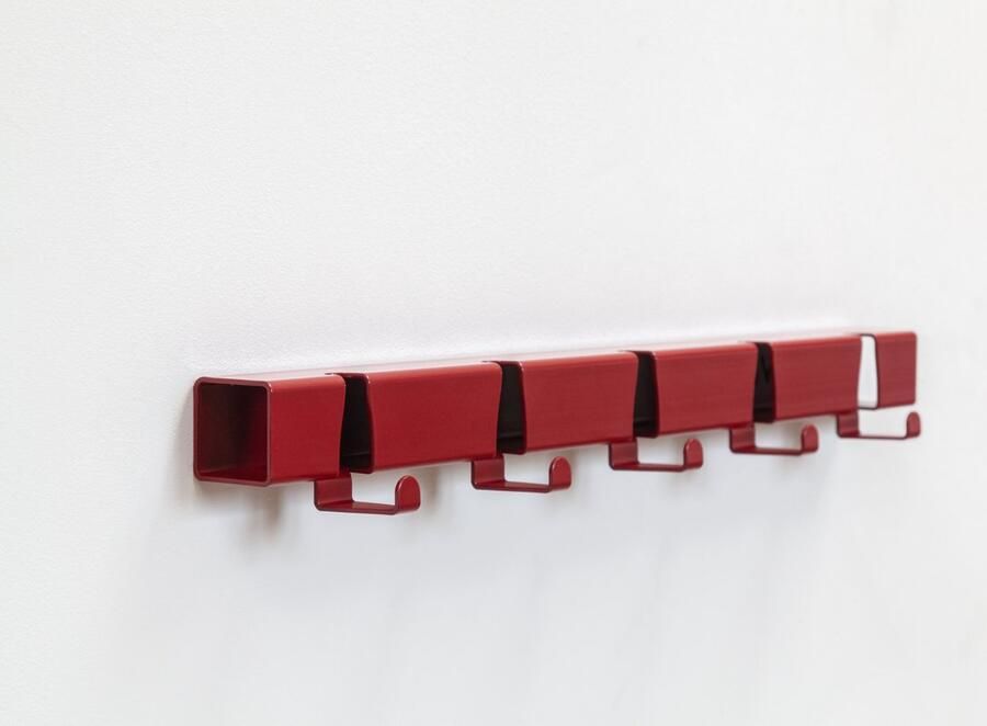 Vij5 Coatrack By The Meter metalen design kapstok met 5 haken 50cm purperrood