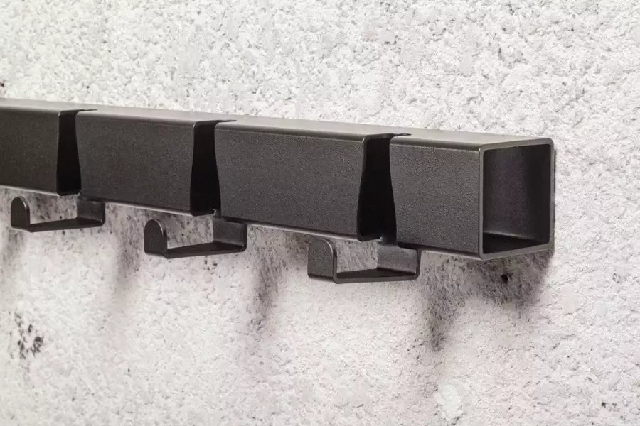 Vij5 Zwarten metalen wandkapstok tien haken 100 cm. Industrieel kapstok uit buis 3D gelaserd Staal & Maarten Baptist