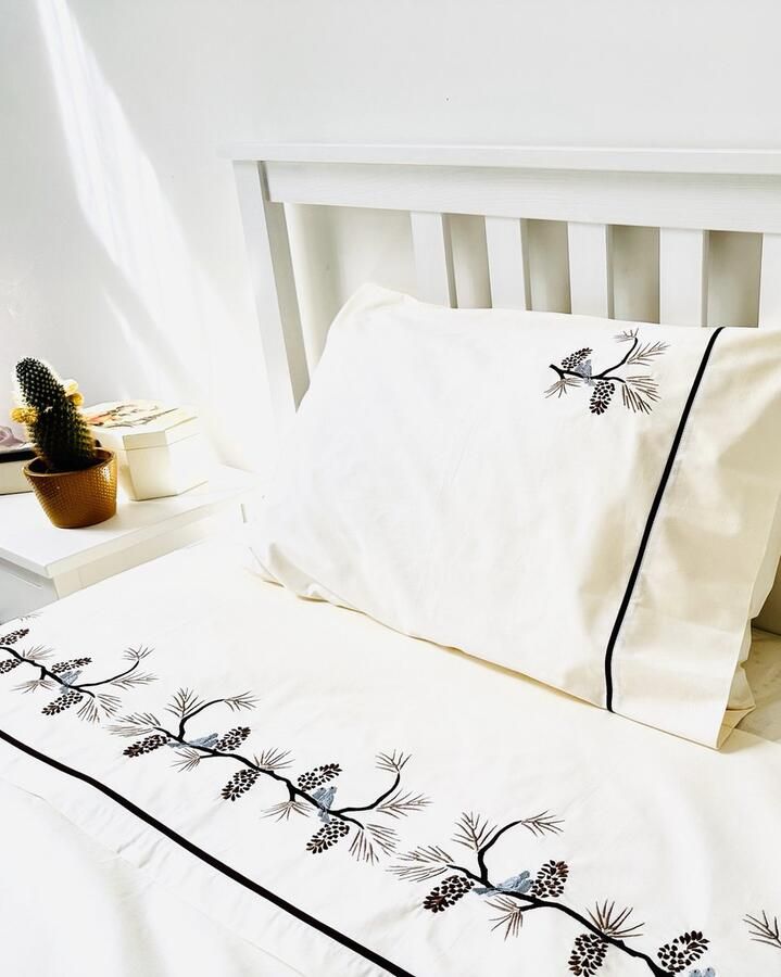 Viola Broderie & Boutique Geborduurd beige set in satijn (dekbedovertrek 140 x 200 cm) met dennenbomen en vogels voor eenpersoonsbed Embroidered beige set in Satin (duvet cover 140 x 200 cm) with pines and birds for single bed - Foto 2