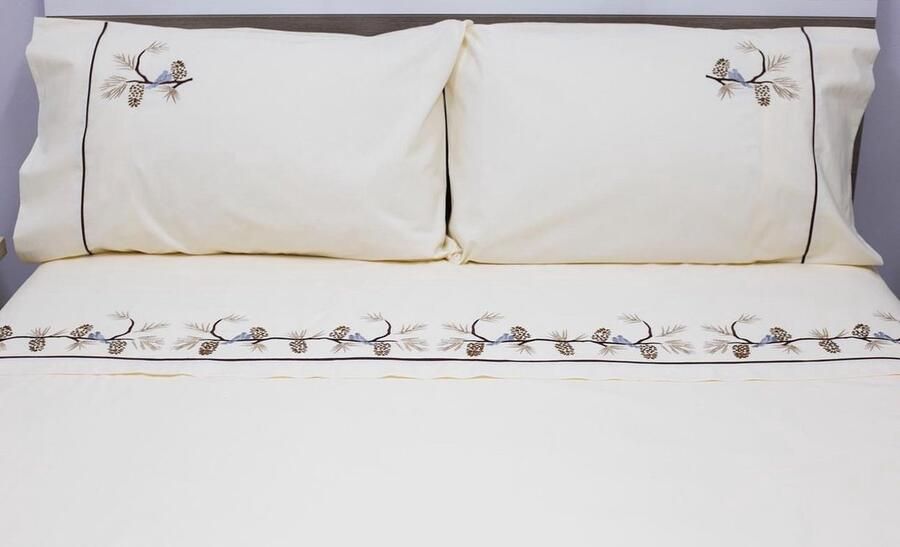 Viola Broderie & Boutique Geborduurd beige set in satijn (dekbedovertrek 200 x 220 cm) met dennenbomen en vogels voor een tweepersoonsbed Embroidered beige set in Satin (duvet cover 200 x 220 cm) with pines and birds for double bed