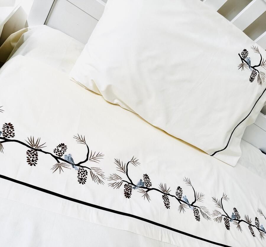 Viola Broderie & Boutique Geborduurd beige laken set in satijn (180 x 260 cm) met dennenbomen en vogels voor eenpersoonsbed Embroidered beige set of sheet in Satin ( 180 x 260 cm)with pines and birds for single bed