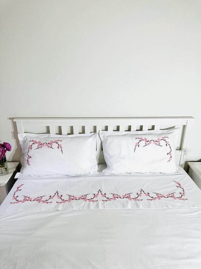 Viola Broderie & Boutique Geborduurd volwassenenset in satijn (dekbedovertrek 200 x 220 cm) met kersenbloemen voor een tweepersoonsbed Embroidered adult set in Satin (duvet cover 200 x 220 cm) with cherry flowers for double bed