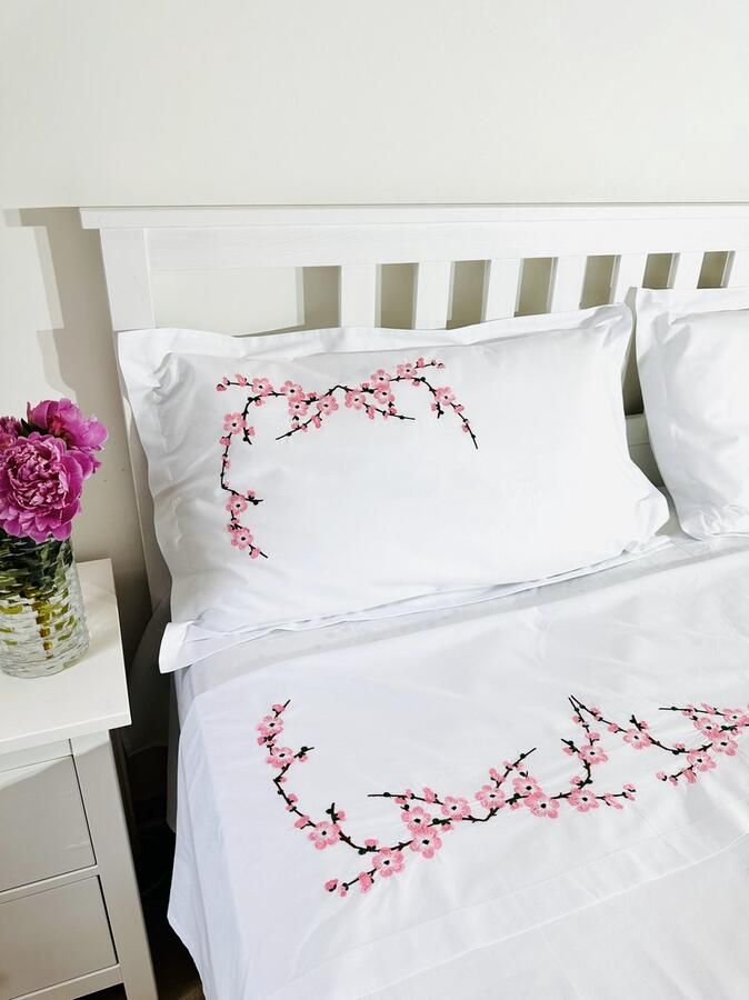 Viola Broderie & Boutique Geborduurd volwassenenset in satijn (dekbedovertrek 140 x 200 cm) met kersenbloemen voor eenpersoonsbed Embroidered adult set in Satin (duvet cover 140 x 200 cm) with cherry flowers for single bed