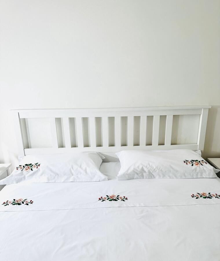 Viola Broderie & Boutique Geborduurd wit set (dekbedovertrek 200 x 200 cm + kussenslopen 50 x 70 cm) met waterlelies voor een tweepersoonsbed Embroidered white set (Duvet cover 200 x 200 cm + Pillowcases 50 x 70 cm) with water lilies for double bed